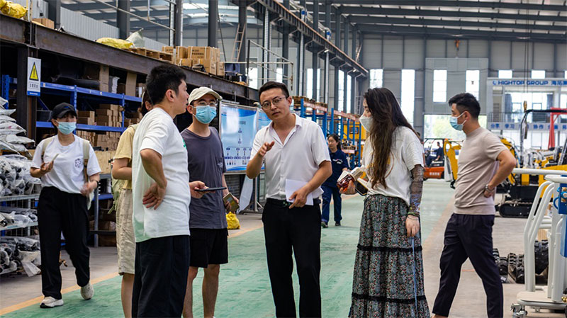 知名媒體蒞臨精拓工程機(jī)械做專訪報道